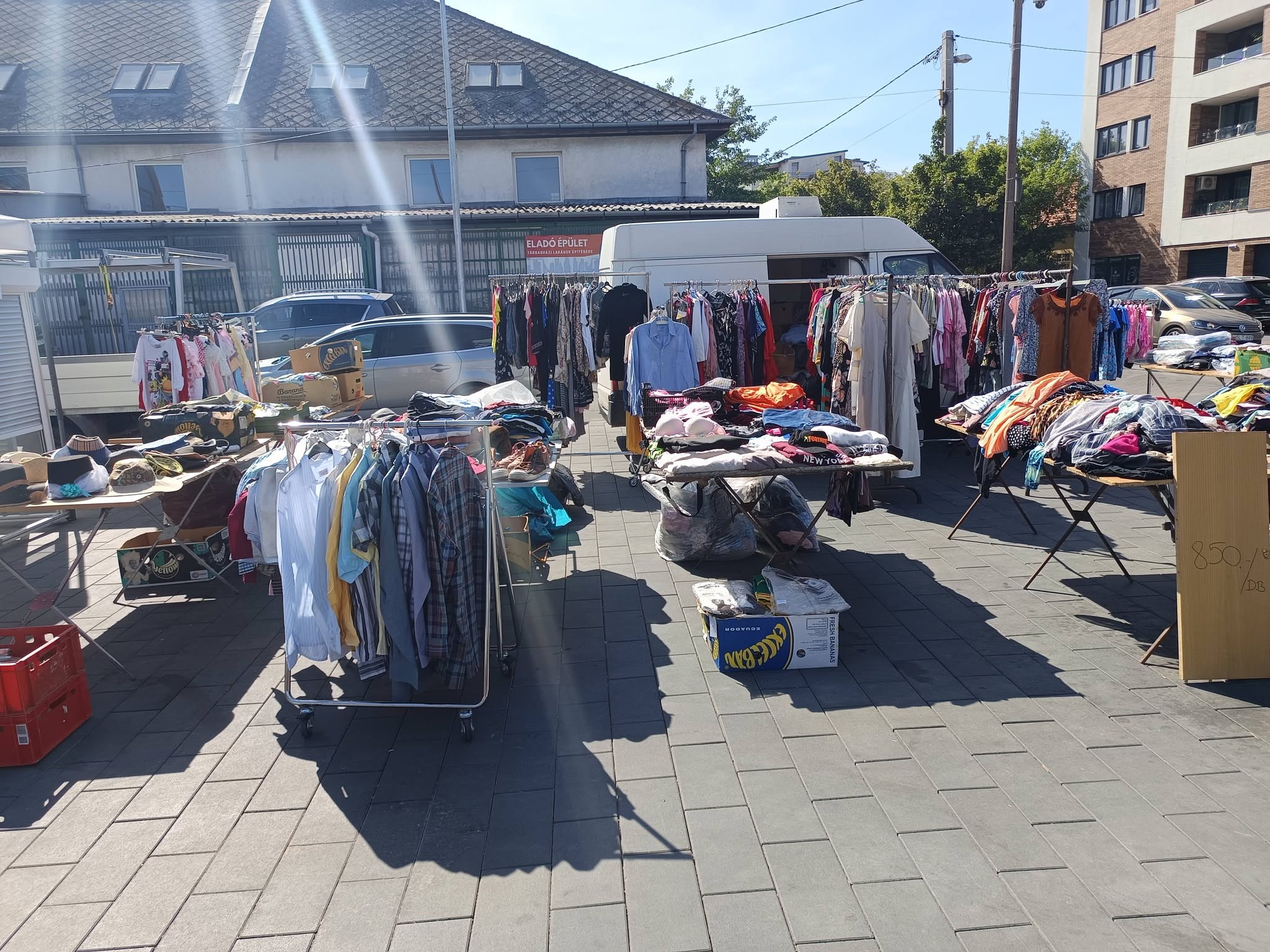 2026.07.25.-én szombaton rengeteg áru a Bosnyák téri piacon.