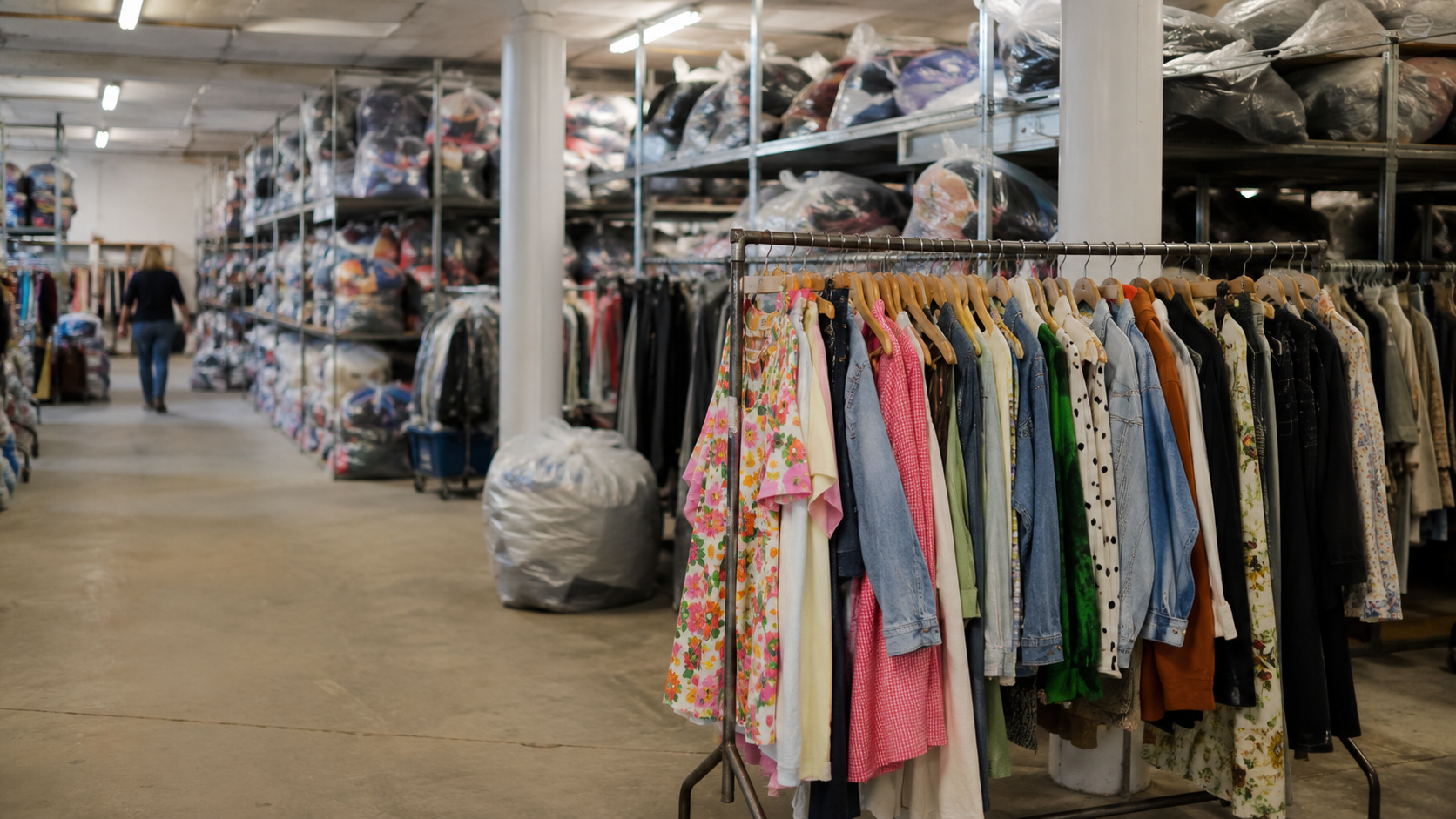 Több mint 10 év tapasztalat és 15 tonna ruha – így válogatunk a Dresszkódnál